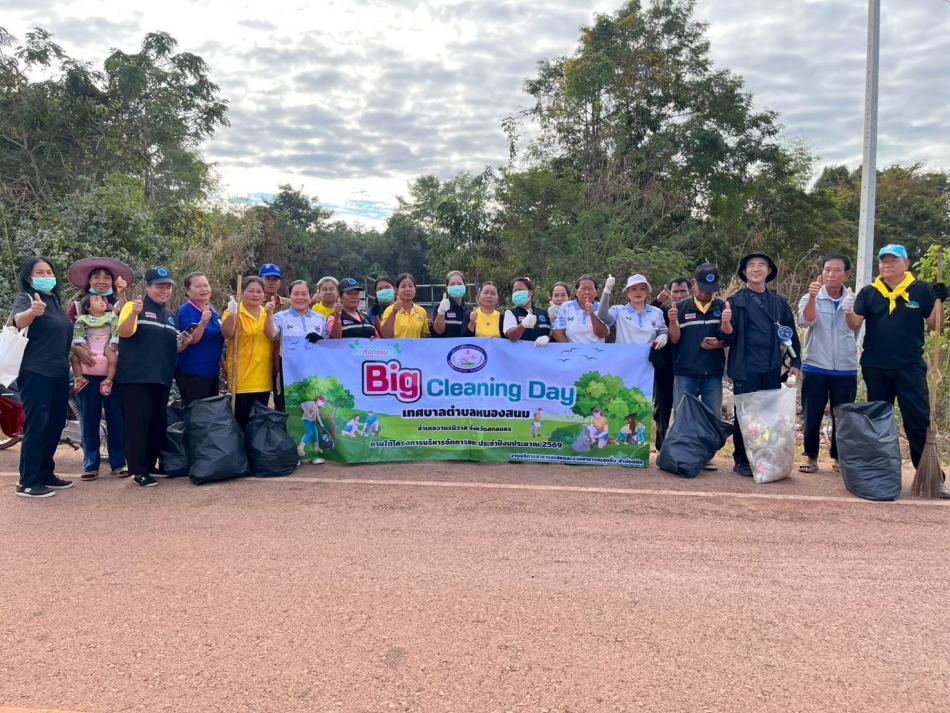กิจกรรมอาสาสมัครท้องถิ่นรักษ์โลก (อถล.) 
ประชาชนที่มีจิตอาสา เสียสละอุทิศตนเพื่อช่วยองค์กรปกครองส่วนท้องถิ่น (อปท.) จัดการขยะมูลฝอยและอนุรักษ์สิ่งแวดล้อม โดยมีบทบาทหลักในการเป็นแบบอย่างคัดแยกขยะ, เฝ้าระวังสิ่งแวดล้อมในชุมชน, และส่งเสริมกิจกรรมรักษ์โลก เช่น ปลูกต้นไม้ ลดใช้พลาสติก เพื่อสร้างสิ่งแวดล้อมที่ยั่งยืน
บทบาทและหน้าที่สำคัญของ อถล.
1.ประพฤติตนเป็นแบบอย่าง (Role Model): คัดแยกขยะที่ต้นทาง (ขยะรีไซเคิล ขยะเปียก ขยะทั่วไป ขยะอันตราย) ทำปุ๋ยหมัก และลดใช้ถุงพลาสติก
2.เฝ้าระวังและดูแล (Monitoring): สอดส่อง ดูแล และรายงานสถานการณ์สิ่งแวดล้อม เช่น การลักลอบทิ้งขยะ หรือการปล่อยน้ำเสีย ให้ อปท. ทราบ
3.สื่อสารและเผยแพร่ (Communication): เผยแพร่ความรู้ความเข้าใจเรื่องการจัดการสิ่งแวดล้อมให้กับคนในชุมชน
4.ร่วมกิจกรรม (Action): ร่วมมือทำกิจกรรมรักษ์โลก เช่น การปลูกป่า การทำความสะอาดชุมชน (Big Cleaning Day)
ตัวอย่างการดำเนินงาน/บทบาท อถล.
1.การจัดการขยะ: จัดตั้งธนาคารขยะในชุมชน, รณรงค์แยกขยะก่อนทิ้ง
2.สิ่งแวดล้อม: ปลูกต้นไม้เพิ่มพื้นที่สีเขียว, เฝ้าระวังมลพิษทางอากาศและทางน้ำ
